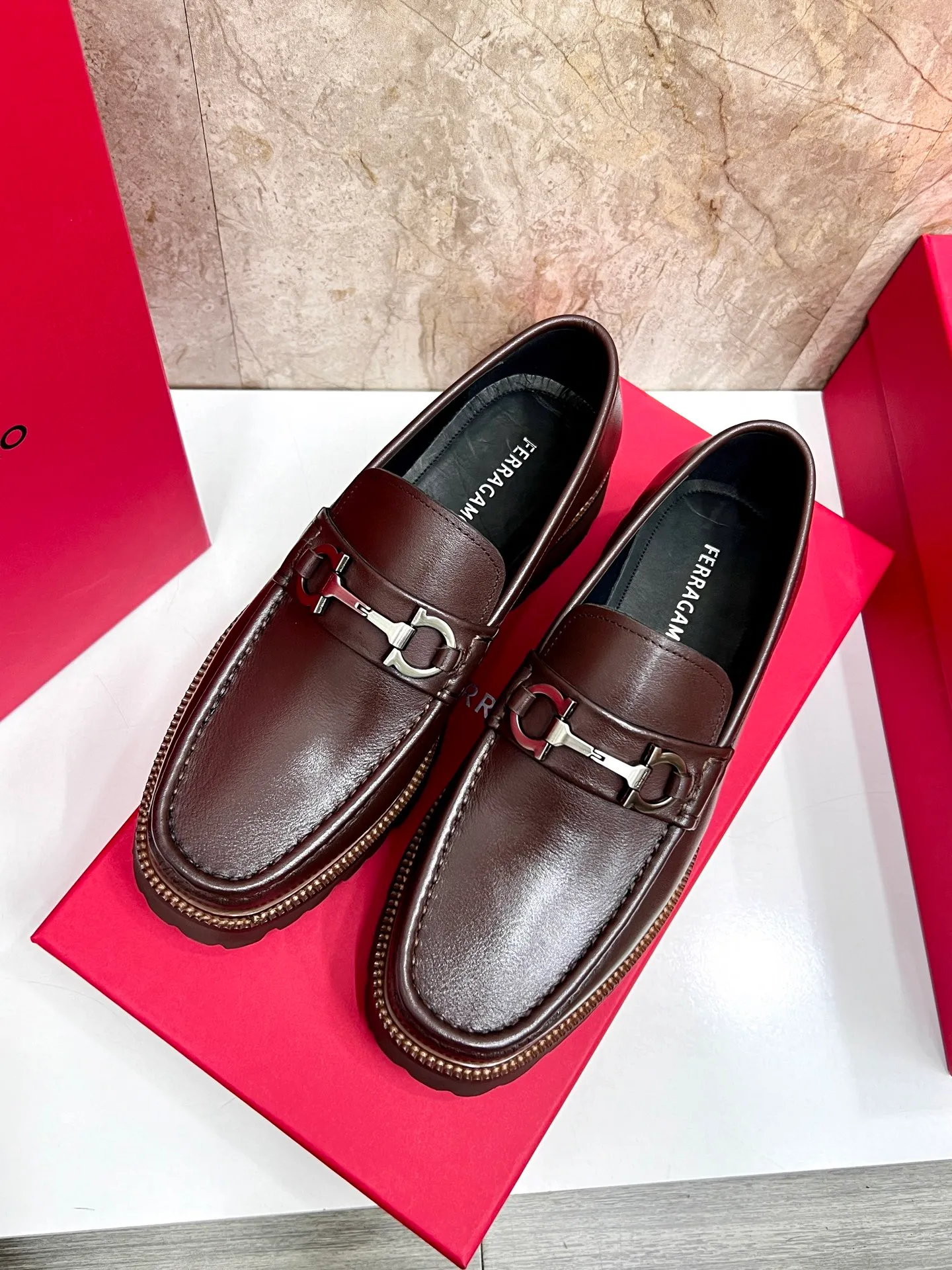 Original quality P580 Brand: Ferragamo Standard size: Men's size 38/44 (45.46 can be customized) Grade: Same style as the official website High-quality men's shoes Material: Customized first-layer calfskin with water-dyed cowhide lining Cowhide tiptoe Original non-slip and wear-resistant rubber outsole Style category: Men's formal business leather shoes are young and fashionable European and American trends British style Casual matching and comfortable feet Color: actual picture